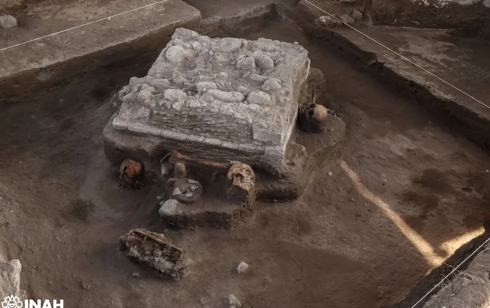 鉄道建設予定地で「頭蓋骨が並ぶ祭壇」出土──トルテカ文明の生贄儀礼か | ARTnews JAPAN（アートニュースジャパン）