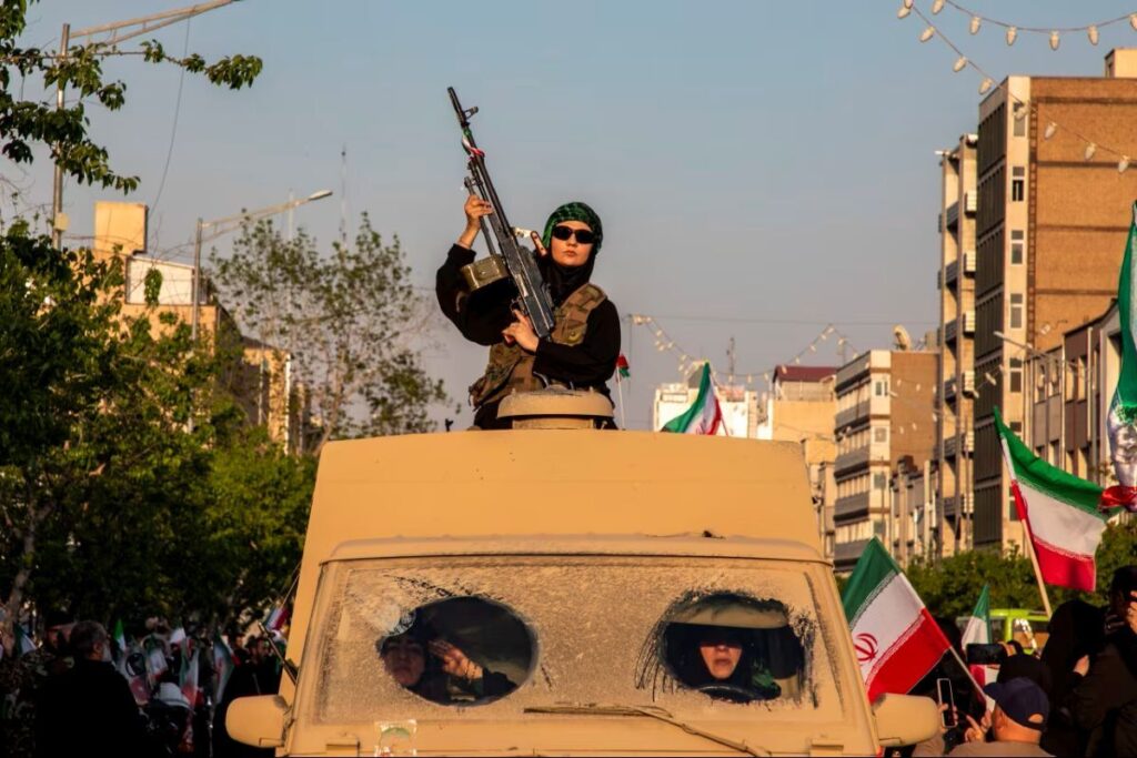 女性と少女数千人が集結、米国とイスラエルに抗議　イラン首都 - CNN.co.jp