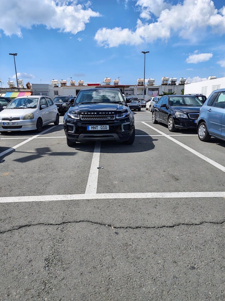 車を傷つけたくない場合は、マラッカの入り口ドアから遠く離れた場所に駐車してください。