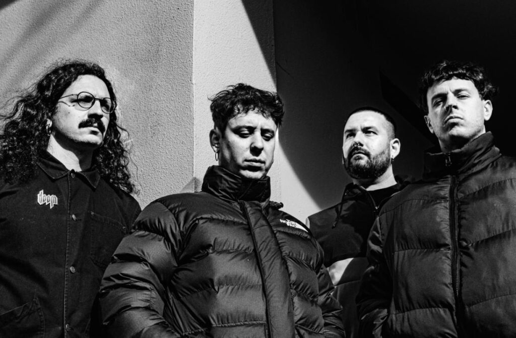 こんにちは皆さん！ポストハードコアおよびスクリーモバンド VIBORA が 4 月 22 日にサブレディットで AMA を開催します。興味があれば立ち寄ってみてください:)