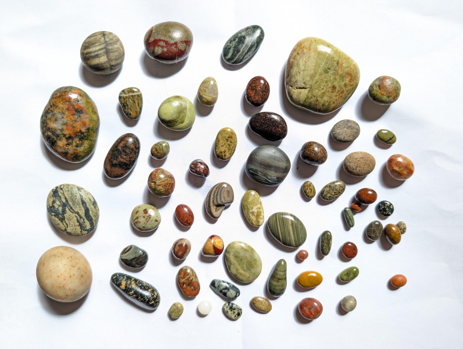 今週末、マリンヘッド・ドニゴールの近くで見つけたいくつかの岩。 (色を良く見せるために軽く油を塗ってあります)