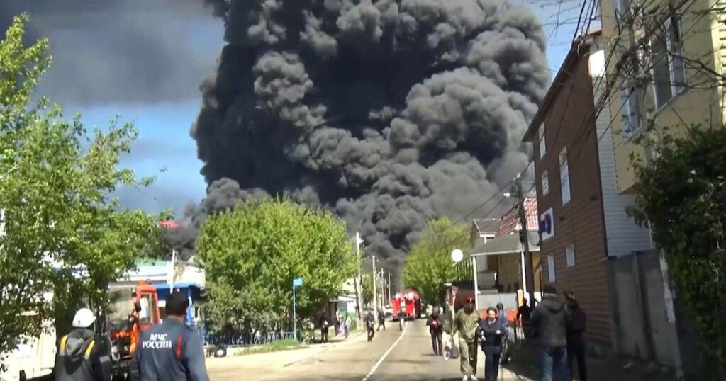 「石油は文字通り空から落ちている」：ウクライナの無人機による製油所攻撃を受け、ロシアの町は環境災害を懸念