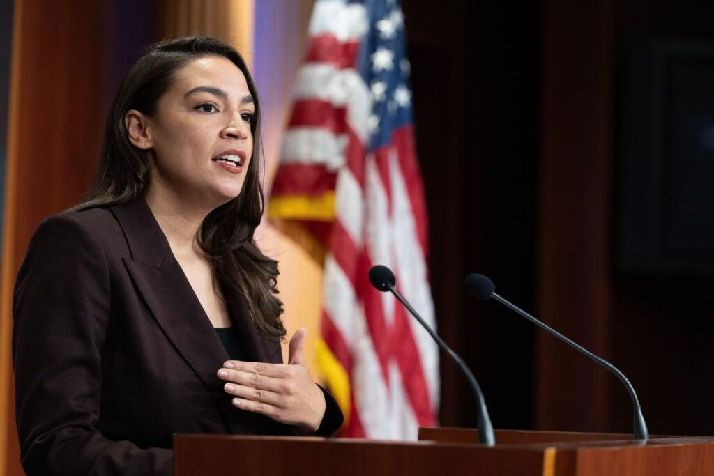 AOC、最高裁判所の判決と共和党の圧力を受けて、より多くの民主党寄りの州に選挙地図を書き直すよう呼びかけ