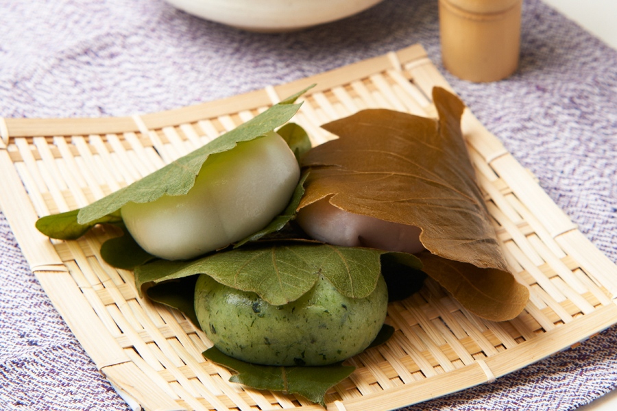「菓心 小望月」のかしわ餅（各1個216円）