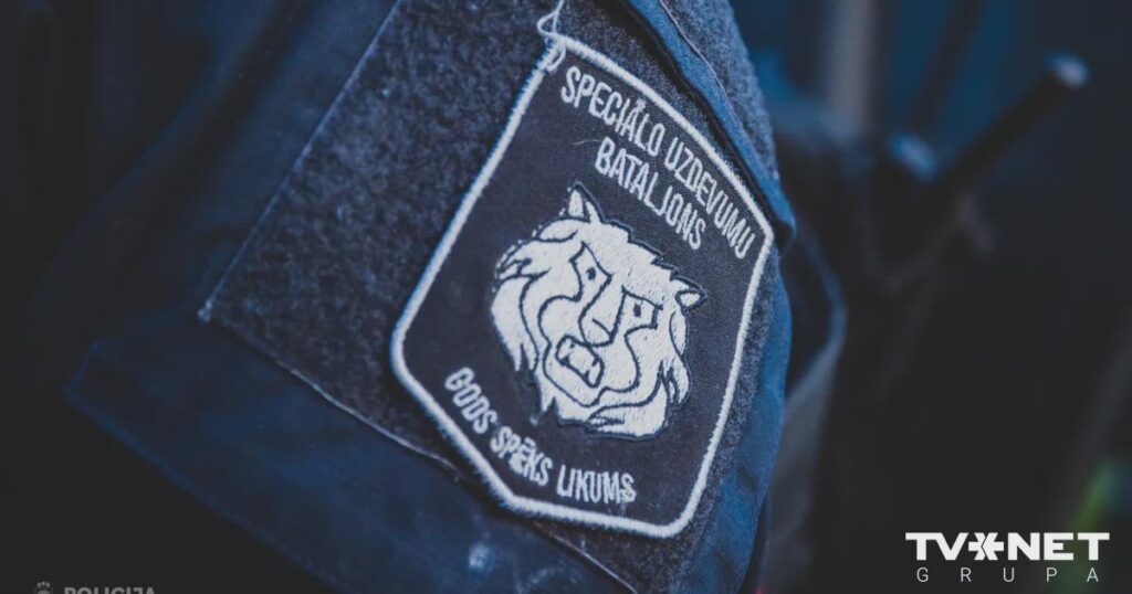 特別任務大隊の最年少警部がダウガヴァ川に飛び込んだ青年を救出