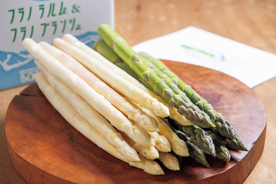 『大北海道展』に登場する「しまねずみファーム」のフラノラルム＆フラノブランシュ MIXアスパラ（グリーン3本・ホワイト3本1296円）