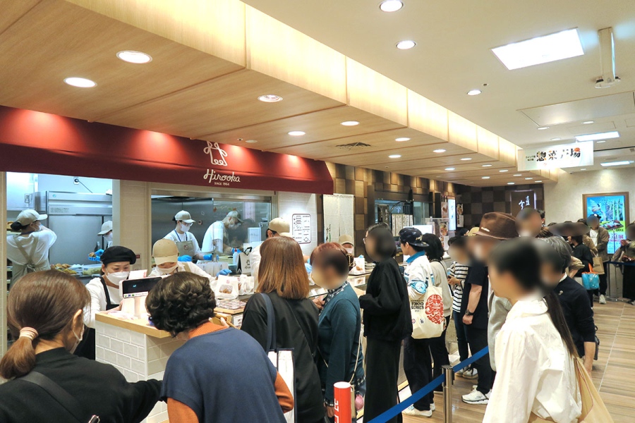 あべのハルカス近鉄本店にオープンした「かつぱんとあげもん広岡揚店」初日行列の様子（4月29日／Lmaga.jp撮影）