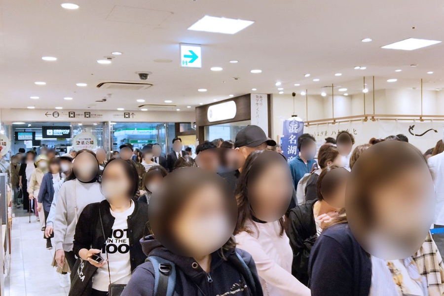 あべのハルカス近鉄本店「惣菜売場」リニューアルオープン初日、開店ダッシュで売り場へ向かう来店客たち（4月29日・10時／Lmaga.jp撮影）