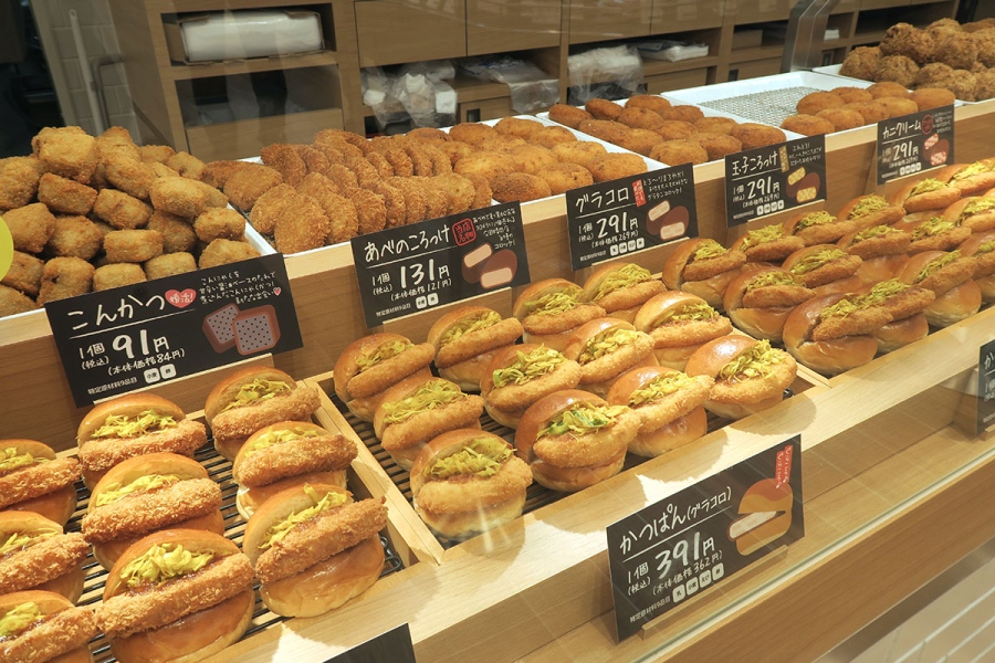 「かつぱんとあげもん広岡揚店」の名物コロッケや同店限定の「かつぱん」（4月29日／Lmaga.jp撮影）