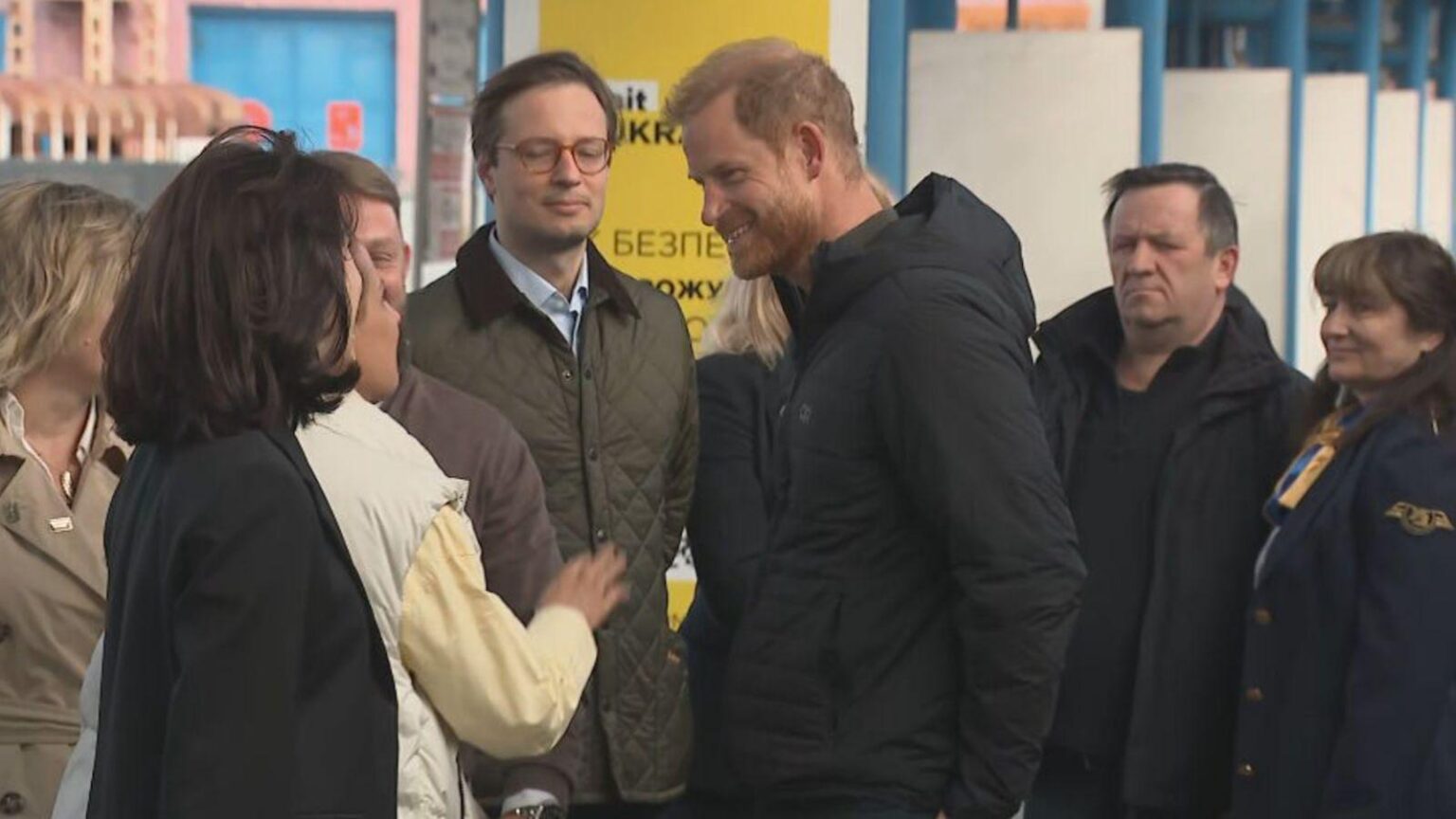 ハリー王子、サプライズ訪問でウクライナを見失わないよう世界に呼び掛ける