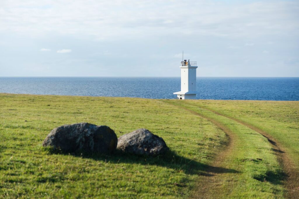 長崎県の斑島灯台と大碆鼻灯台を訪ねて──作家・東山彰良さんの紀行エッセイのご紹介 | 海と灯台プロジェクト