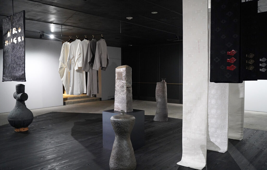 京都・西陣織の老舗［HOSOO］とシアスター・ゲイツによる展覧会『Theaster Gates: Glorious Robe』がスタート | Leaf KYOTO