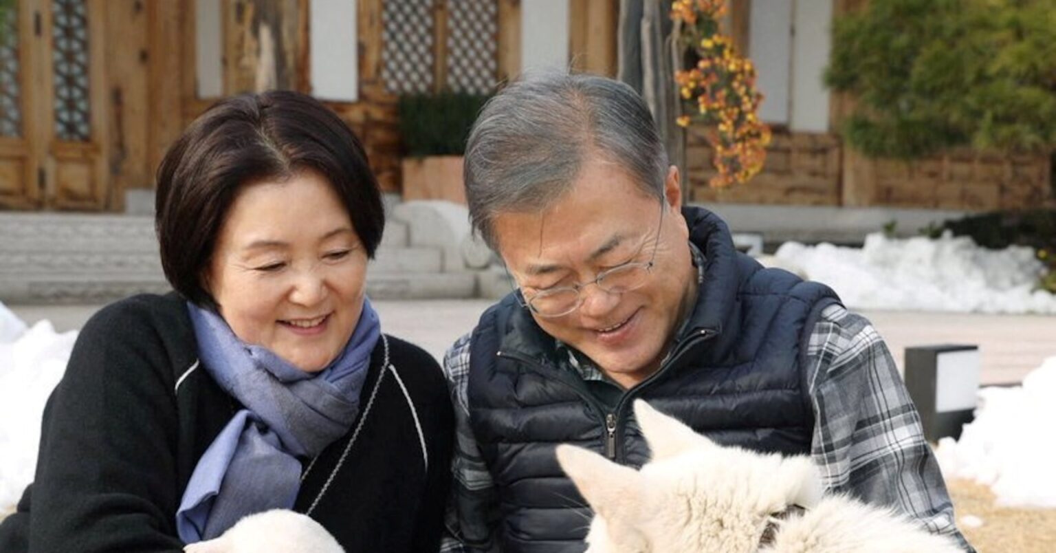 Ex-South Korean leader plans to give up dogs from North Korea's Kim
