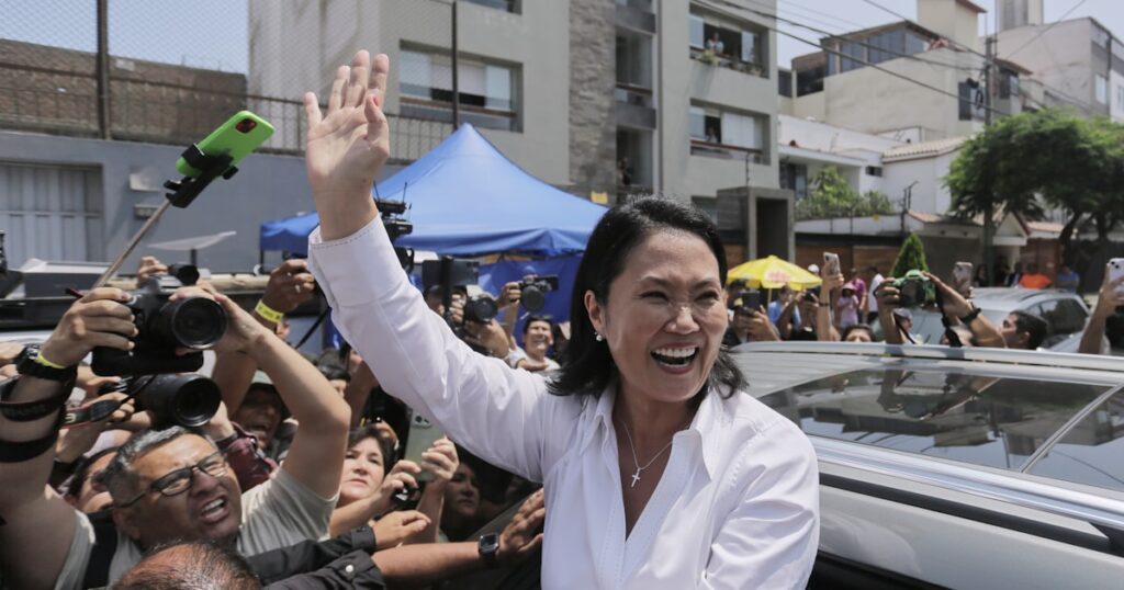 ペルー大統領選、ケイコ氏が決選投票に進む公算 故フジモリ氏の長女 - 日本経済新聞