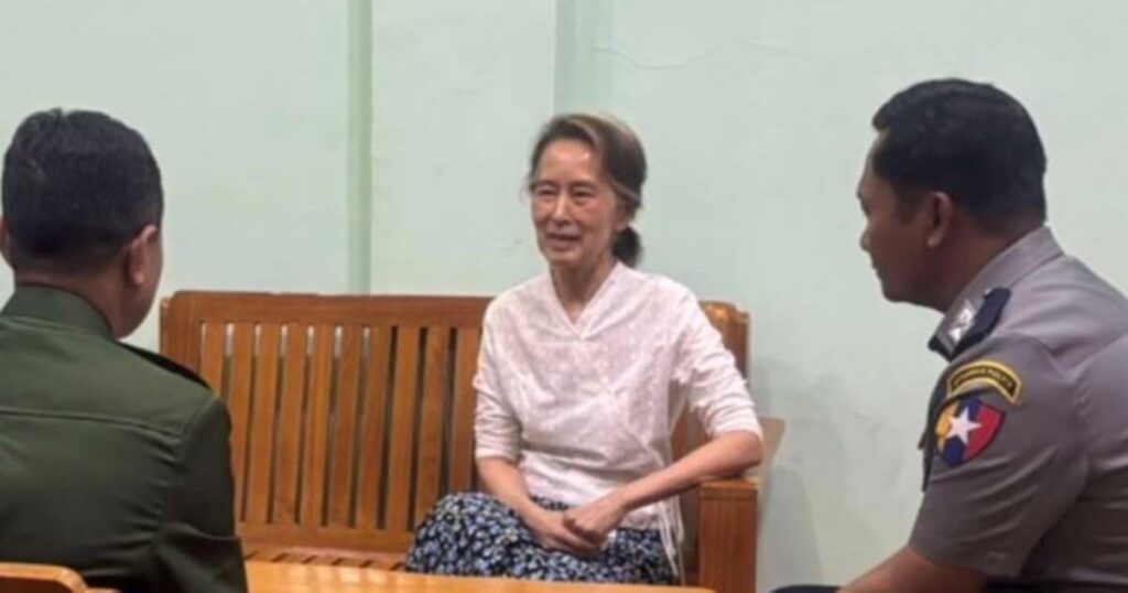 ミャンマー政府、スーチー氏に恩赦 「住居で軟禁」 - 日本経済新聞