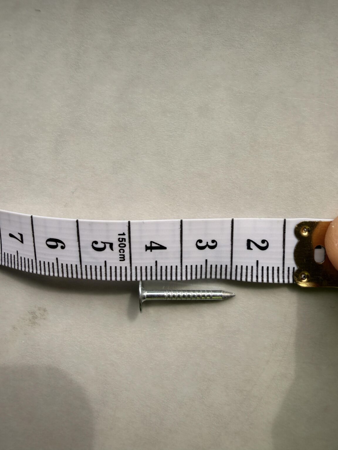 壁に2cmの釘を打つ前に、電気ケーブルを確認する必要がありますか?