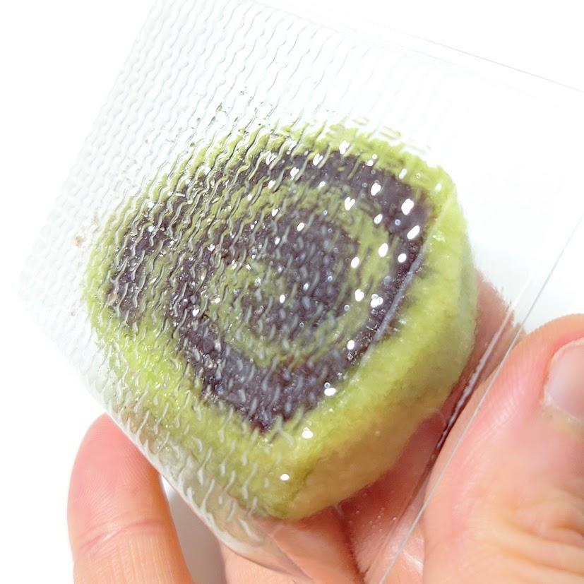 ひっくり返すようにしつつ、重力の力を借りてじっくり剥がすと綺麗に取り出せます