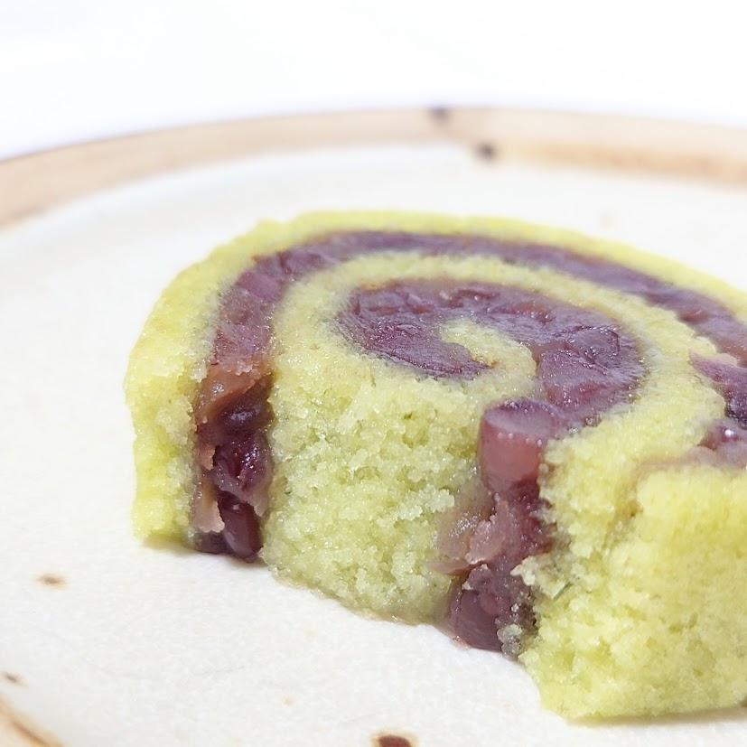 かるかん粉や上用粉の配合や蒸し方により、ふかふかだったりもちもちといった食感が生まれるのですが、三英堂さんのかるかんは口馴染みの良いしっとり系♪