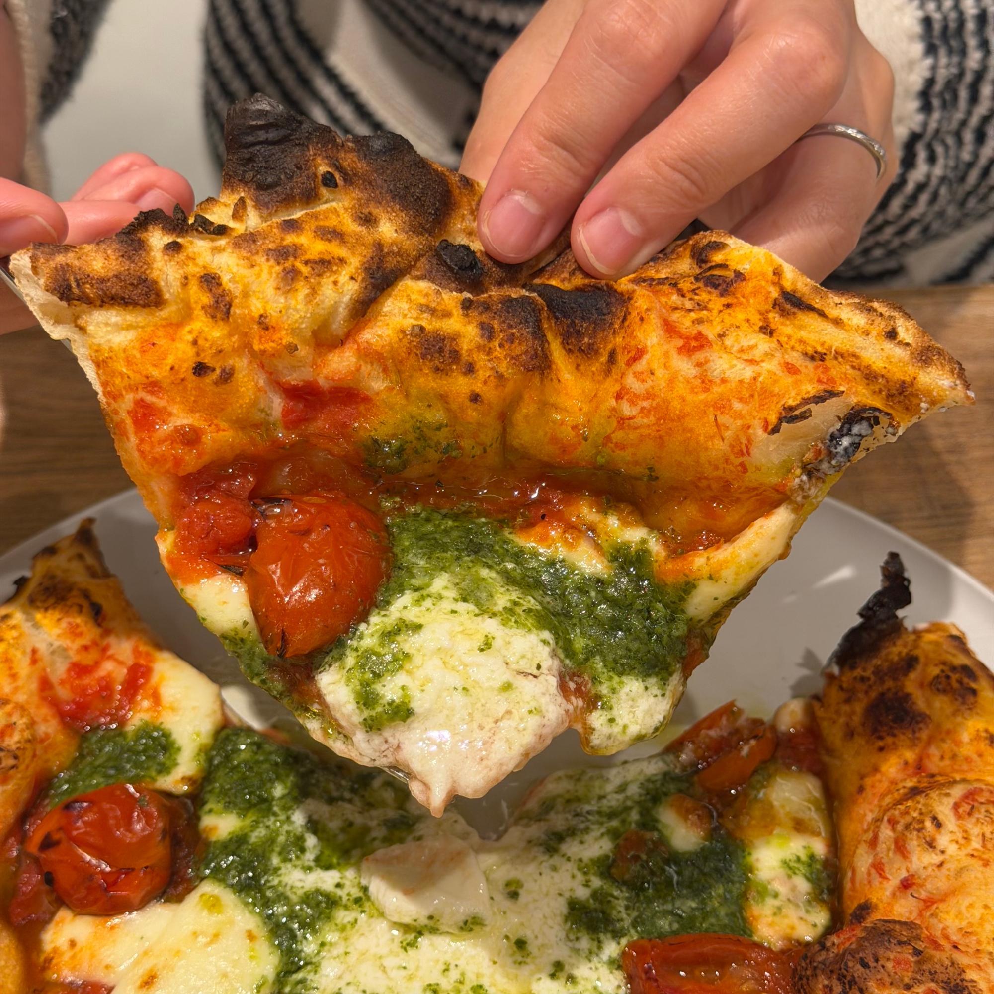 何より特筆すべきは、やはり生地。中心部は驚くほど薄く、一方で縁の「みみ」は驚異的なほどモチっとしていて、フワもち食感の極致。