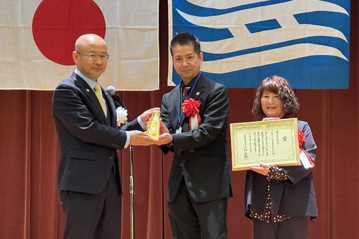 小林部長（左）と「デザイン・いんさつ工房　萬まる堂」の木南正清さんと木南めぐみさん