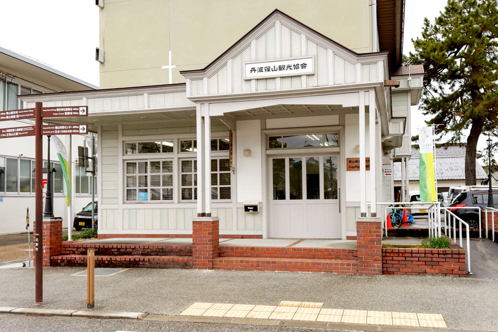 すぐ隣には『観光案内所』があり、周辺には大きな市営駐車場も完備されています