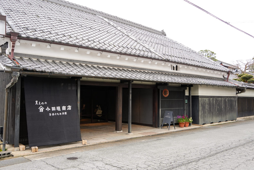 「老舗の黒豆屋さん」というイメージを持って訪れると、その圧倒的な美しさに言葉を失うかもしれません