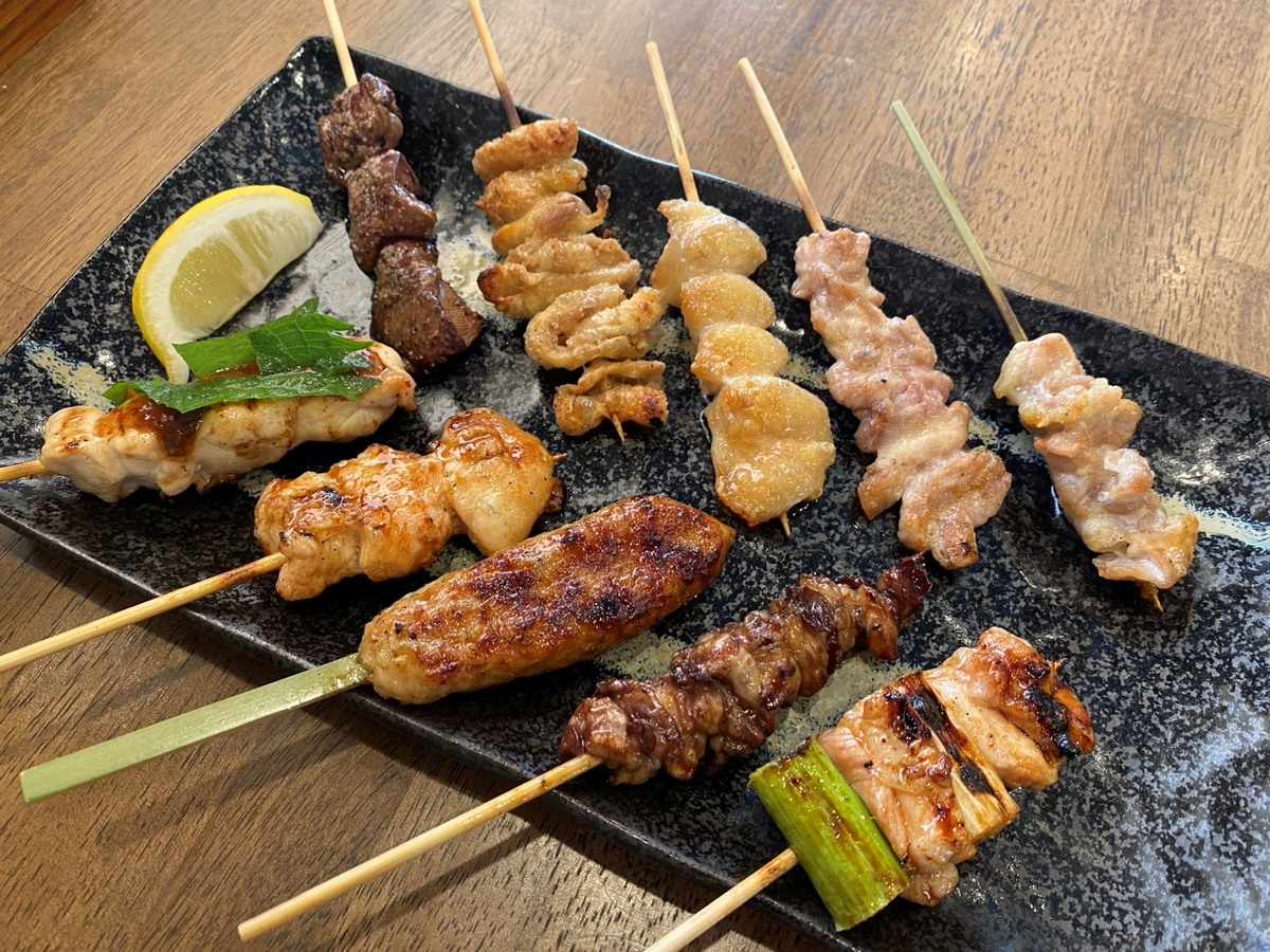 「炭火やきとりおまかせ盛合せ10種」1,760円（税込）