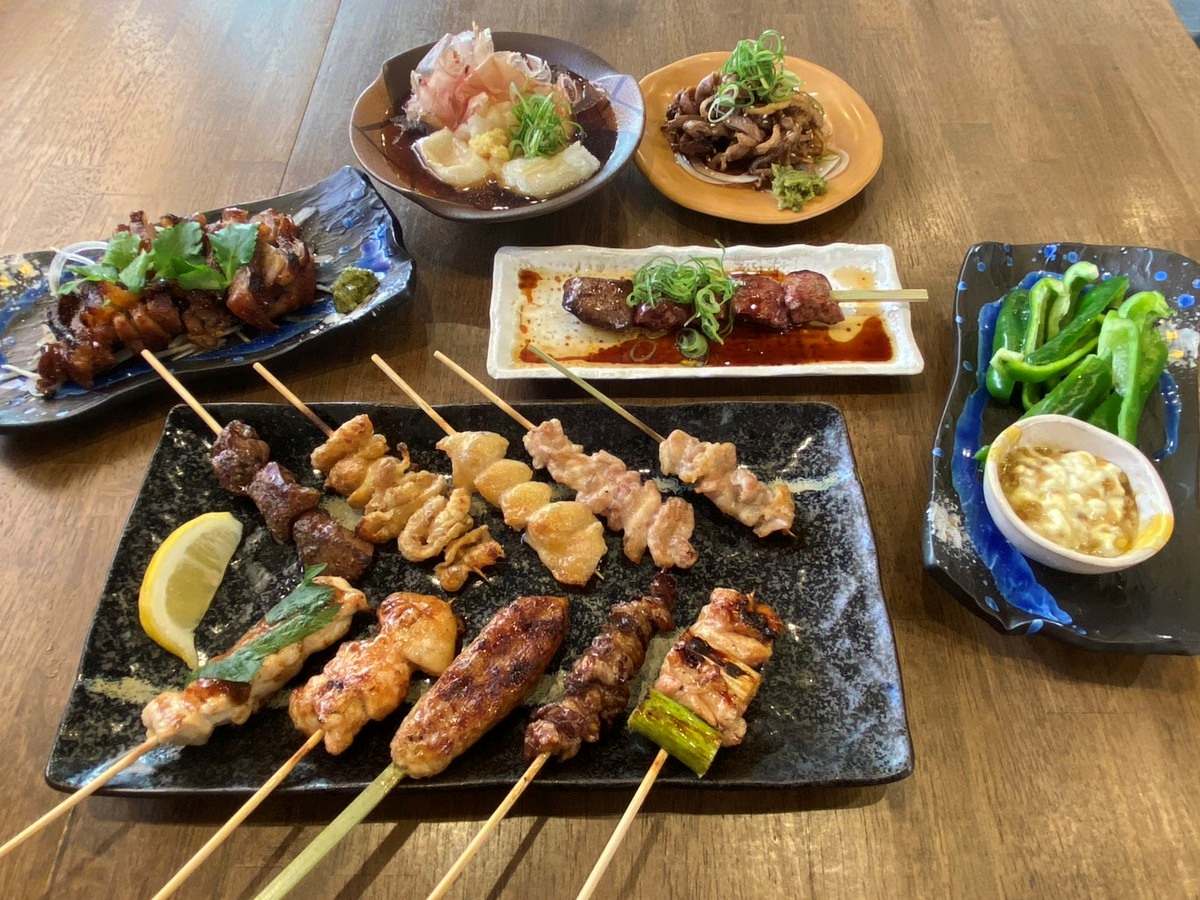 希少部位も、なじみのアテも。惚れて惚れられ『ほり富』で焦れる姫路の炭火やきとり [画像]