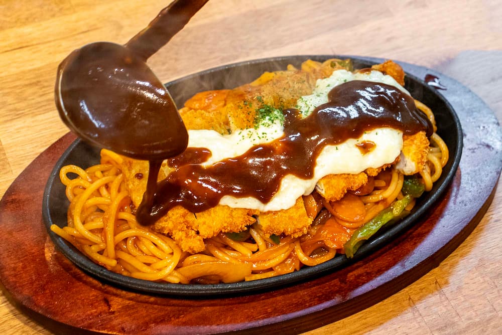 通常はデミソースがかかった状態で提供されます