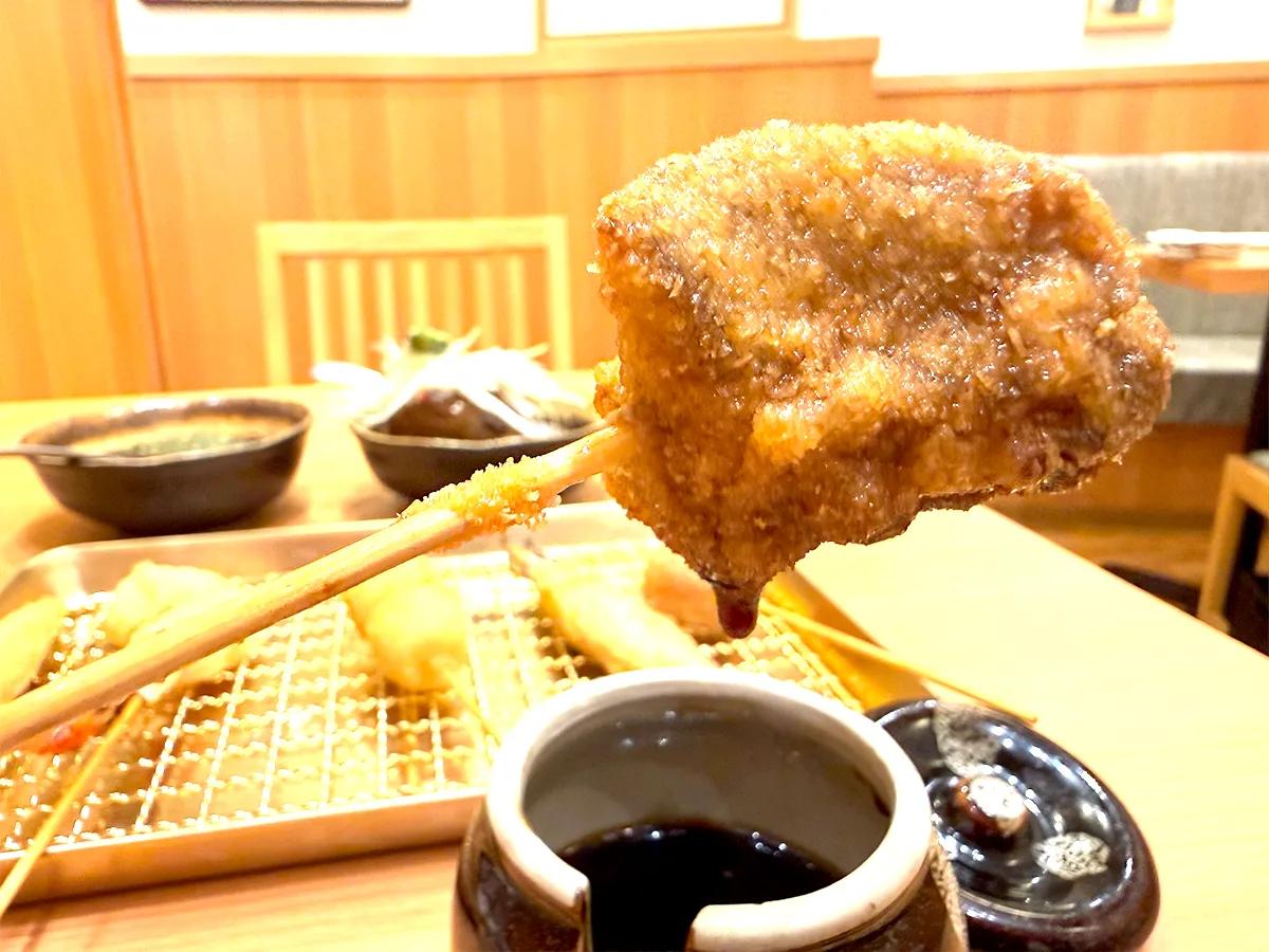 自分専用ソースに串かつをドボン！姫路駅近『串かつ さん茄子び』泉州水なすも絶品◎ [画像]