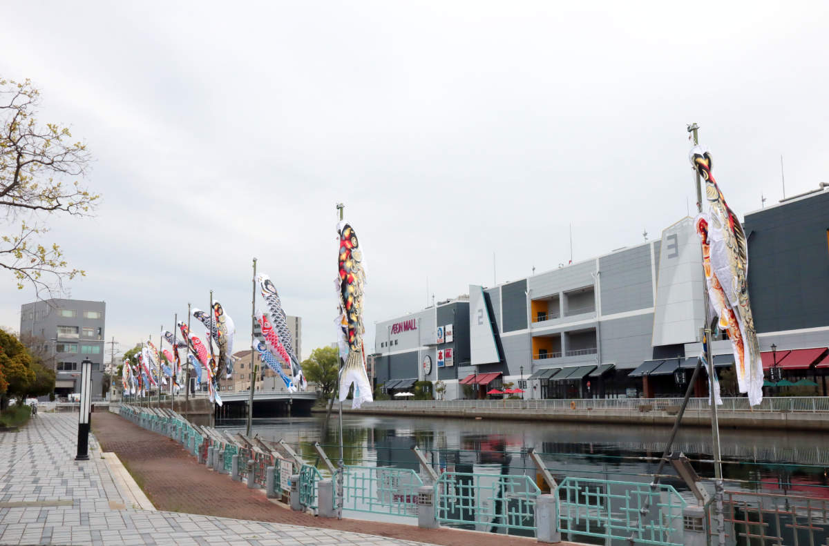 風情ある景色を楽しめる！イオンモール神戸南近くの兵庫運河に「こいのぼり60匹」が登場 [画像]