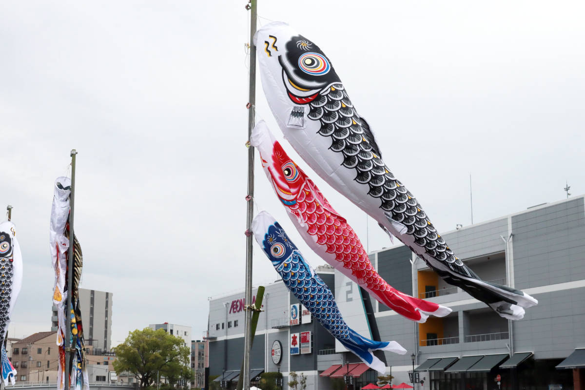 風情ある景色を楽しめる！イオンモール神戸南近くの兵庫運河に「こいのぼり60匹」が登場 [画像]
