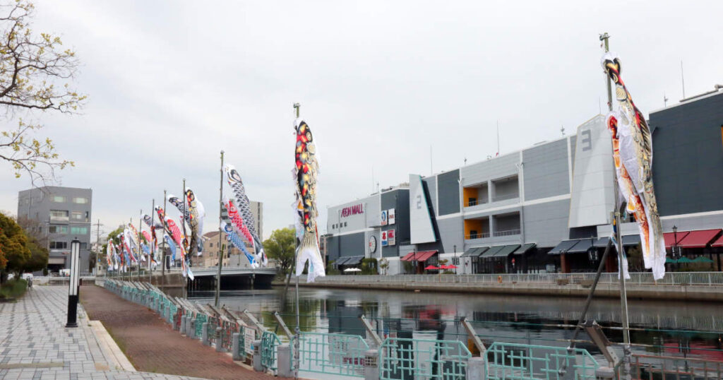 風情ある景色を楽しめる！イオンモール神戸南近くの兵庫運河に「こいのぼり60匹」が登場 | Kiss PRESS(キッスプレス)