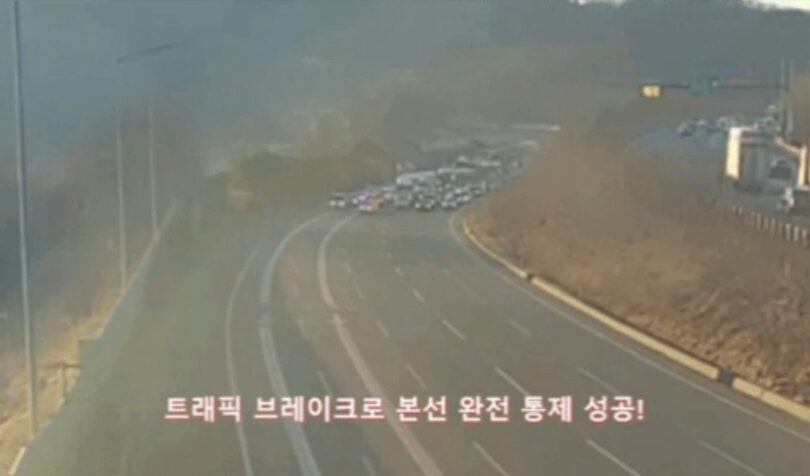 警察の作戦で高速道路上の車両が停止した＝警察庁YouTube(c)NEWSIS