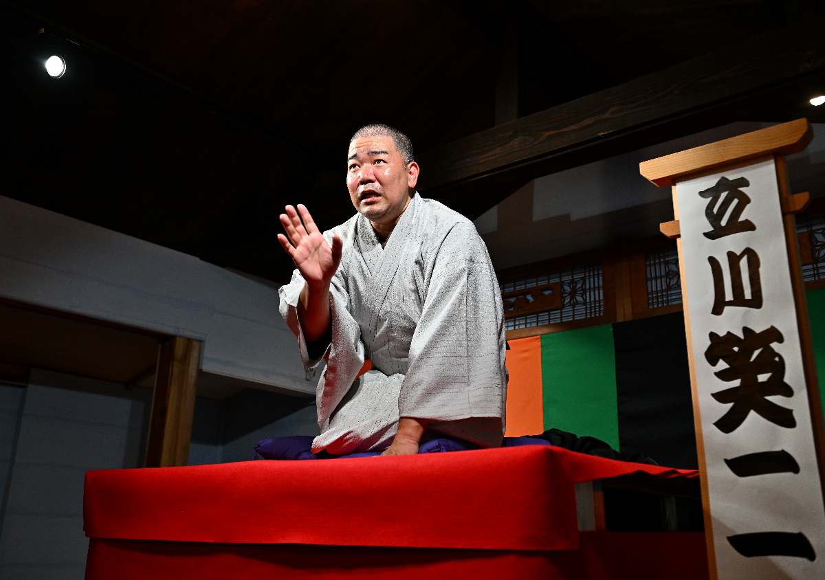 沖縄で独演会をする立川笑二さん＝２０２５年１１月、那覇市三原・花園寄席