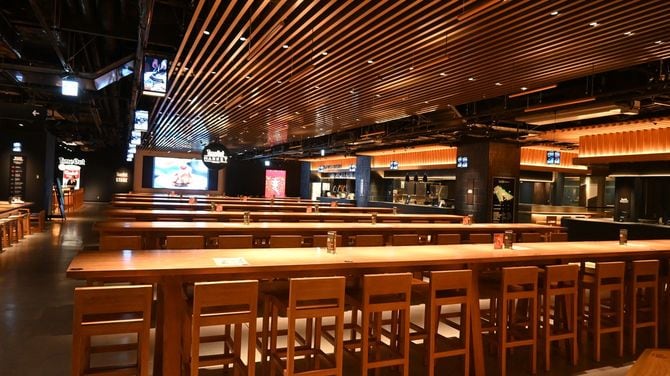 タイムアウトマーケットのメインフロア。開店1時間後の11時57分時点で、ひとりも座っていない