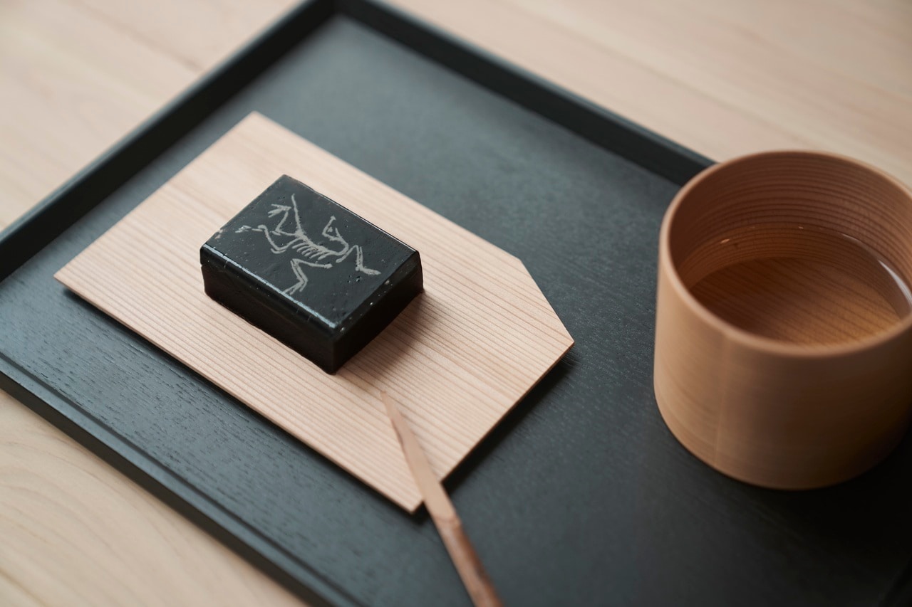 会場のカフェカウンターで注文できる羊羹とお茶のセット（880円）。