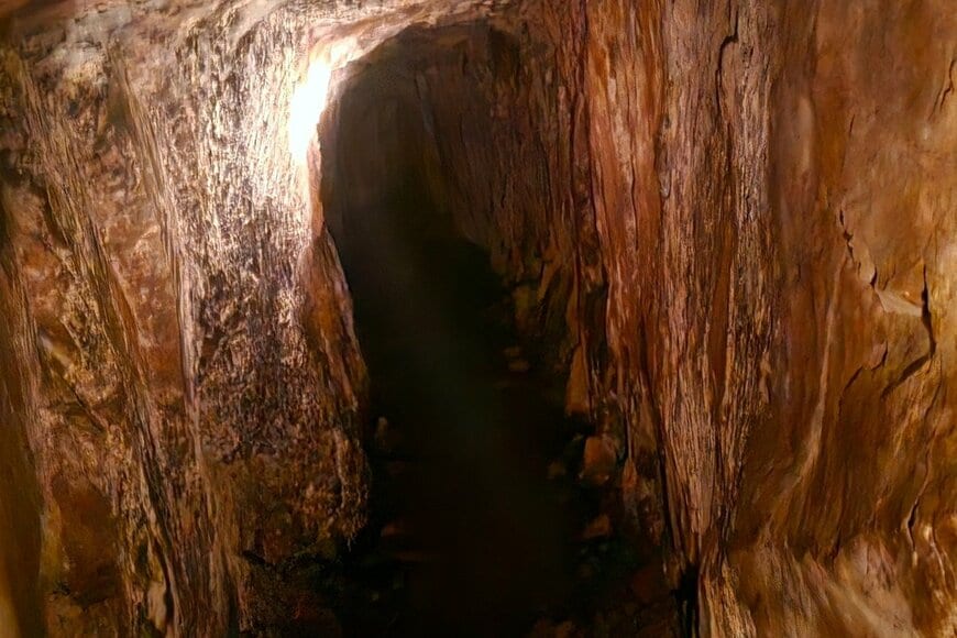 滋賀県にある「岩肌むき出しの狭いトンネル」 暗くて狭く、足元はぬかるんだ道に仰天