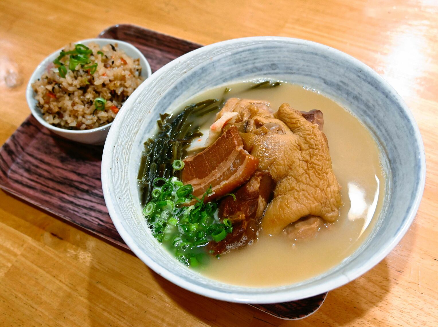 <div class="caption">白濁したスープが自慢の「よくばりそば　全部のせ」（右）とじゅーしぃ</div>