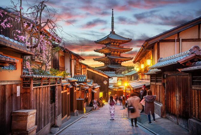 夕暮れ時の法観寺（八坂の塔）