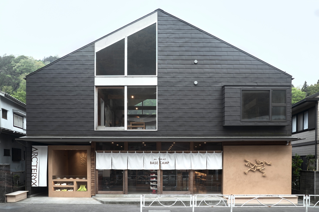 マウント タカオ ベース キャンプは、高尾山口駅前に立地。