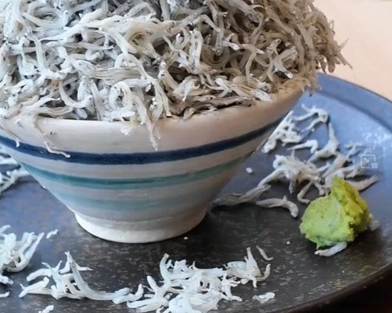 静岡県の道の駅で味わう「しらすどっさり丼」とは？インパクト抜群のグルメに「幸せいっぱい」「出汁が濃厚」