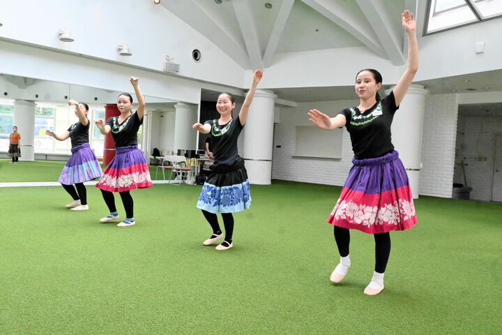 新人フラガール初レッスン　いわきのハワイアンズ