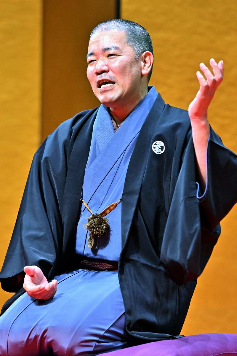 沖縄の言葉も交えたミステリアスな自作落語を披露する立川笑二＝２０２４年１１月、那覇市・タイムスホール