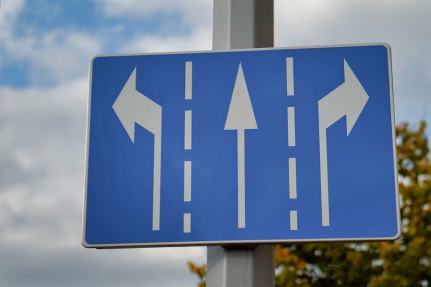 愛知県で目撃した「不気味な道路標識」　英語で記載された案内先に「物々しい」