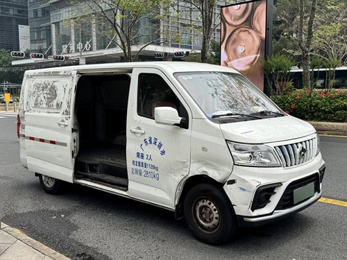 ボロボロな配送のクルマ