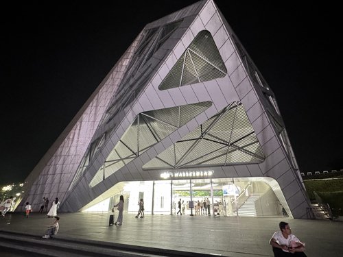 威容を誇るDJIのショールーム