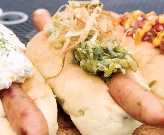 埼玉県の道の駅で味わう「深谷ねぎドッグ」とは？3種の食べ比べに「ねぎが香ばしい」「個性を楽しめる」