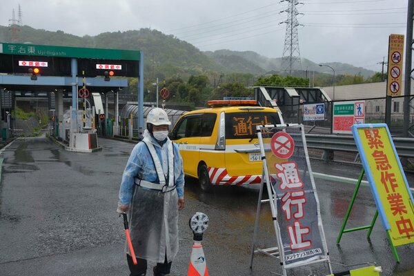京滋バイパス通行止め12時間超 「立ち往生」最大500台超、仮設トイレまで登場 なぜこんなに長引いた？ - 京都新聞デジタル