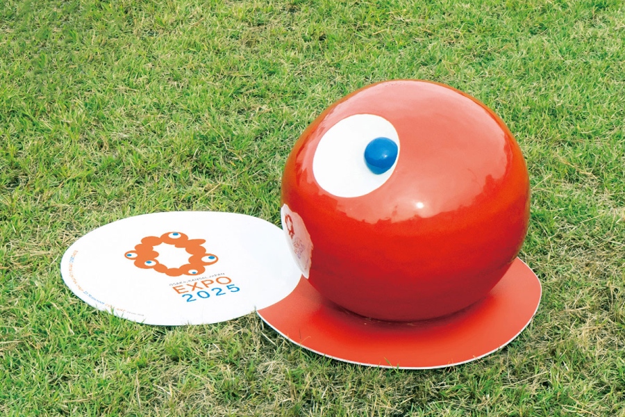 JR大阪駅 大阪ステーションシティ5F時空の広場に登場する、EXPO公式ロゴマークをモチーフとした陶製３Dモニュメント｢CELL ART｣の展示